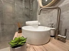 Bright Central Studio -2 min to Beach near Massena Square