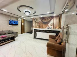 HOTEL S R Palace - Free Airport Drop for Minimum 05 Nights Stay - 5 mins from IGI & Domestic Airport Delhi，位于新德里的酒店