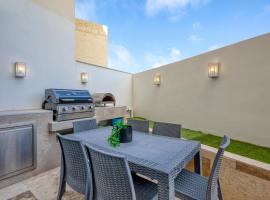 2BR Gozo Escape with Private Tub & Backyard by 360 Estates，位于Taʼ Abram的酒店