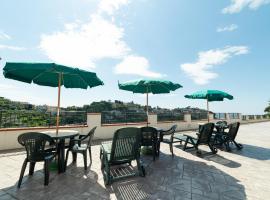 Suites in the Amalfi Coast - GuestHouse with Terrace near Amalfi - Breathtaking View of Ravello，位于斯卡拉的酒店