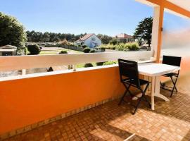 Plage et centre à 100m avec balcon et parking privé 4 pers，位于圣布莱温欧申的酒店