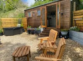 No 1 Hut Lane, a cosy Hut, heating, HOT TUB and a magnificent view for 2