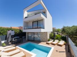 Luxury Villa Favela with heated pool，位于特罗吉尔的酒店