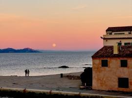 Charming Fisher House on the Beach and in the heart of Saint Tropez，位于圣特罗佩的酒店
