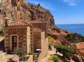 MonoLithos Inn