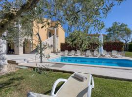 Villa Ladonja with Private Pool and Sauna，位于Marasi的酒店