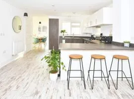 Ivory House by Truestays - 3 Bedroom House in Stoke-on-Trent