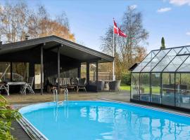 Holiday Paradise With Pool Near Havnsø Beach，位于Føllenslev的酒店