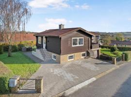 Spacious & Cozy Apartment in Tranquil Vejle Suburb，位于瓦埃勒的酒店