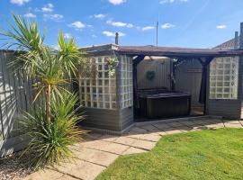 Seaside retreat with hot tub，位于克利索普斯的酒店