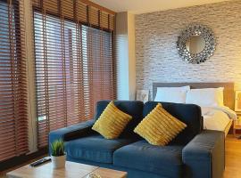 Luxury Condo Skywalk BTS Thonglor Pool Gym and Netflix，位于曼谷的酒店