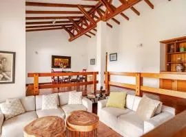Casa en Cerritos con Piscina y 4 habitaciones