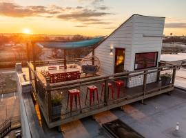 Designer Penthouse with Rooftop Deck Near Downtown and Lookout Mtn，位于查塔努加的酒店