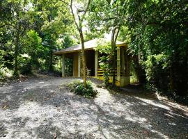 Indómito Chalet-El Yunque Zone，位于Juncos的酒店