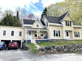 Main Street Retreat in Sunapee，位于Sunapee的酒店