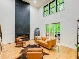 Spacious Deck Contemporary Home in Nashville!