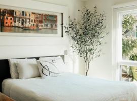 Studio 112 - Stay In Style, Stay Central，位于恩塞纳达港的酒店