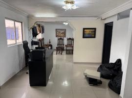 Hermosa casa muy amplia en excelente sector，位于麦德林的酒店