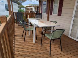 mobil home camping le mar estang，位于鲁西隆地区卡内的酒店