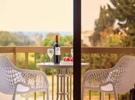 Follow The Sun Hotel Apartments，位于波利斯的酒店