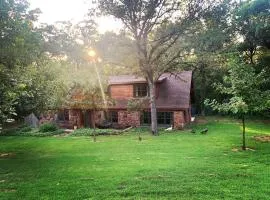 Cozy Route 66 Cabin with Hot Tub in Edmond, OK