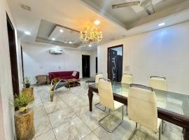 3 BHK on sector 10 main road，位于古尔冈的酒店