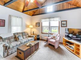 Twin Lakes Cottage Walk to Elizabeth Lake!，位于Twin Lakes的酒店
