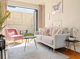2BR City Townhouse with air con Courtyard and Parking