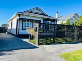 Pretty Villa Close to St Clair Beach private parking，位于但尼丁的酒店