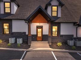 Sunset in the Hills condo，位于赛维尔维尔的酒店