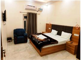 Hotel PREMIUM #VRRINDAVAN PALACE Near Ram janam Bhoomi and Temple - Fully Air Conditioned Room - A Top Rated Hotel，位于Ayodhya的酒店