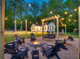 NEW! Shenandoah family & dog friendly cabin - 5 min walk river with private river access, BBQ, playground, fire pit，位于Grove Hill的酒店
