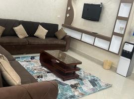 Large 2 Bedrooms 4 beds full apartment suitable for Families in Fayoum Dalah，位于Mudīrīyah的公寓