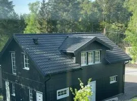 Nybyggt modernt gästhus nära naturen