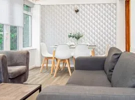 5 bedroom Modern Home in Guilford - Sleeps 9
