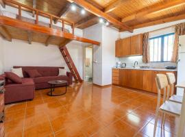Charming Loft with Lovely Yard，位于Gázion的酒店