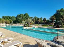 Camping de l Orangerie de Lanniron Mobilhome Esprit Zen R26，位于坎佩尔的酒店