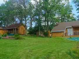 Les Chalets de La Vialette，位于Servi&egrave;res-le-Ch&acirc;teau的木屋