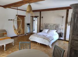 La Cour Souveraine - Chambre d'hôtes La Péninsule，位于Mosles的酒店