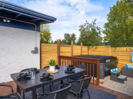 Mini Golf • Fire Pit • Hot Tub | Game House for 14，位于阿瓦达的酒店