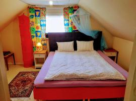 Small bedroom, outside toilet, shower kitchen, 120 m from Sandbach，位于Bräcke的酒店