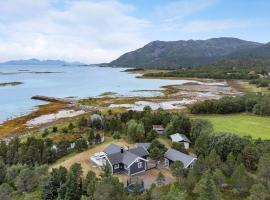 4 Bedroom Beautiful Home In Lødingen，位于勒丁恩的酒店