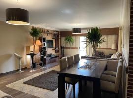 Luxury apartment in private compound in New Cairo，位于Banī Ghālib的带停车场的酒店