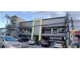 Townhouse Oak Grey Hotel Near Clark International Airport