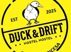 Duck & Drift - a Sleeper Hostel - Just 1,7km from Airport，位于公主港的青旅