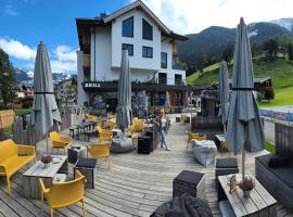 SKILL Mountain Lodge - Ski und Bike Hostel im Sommer mit JOKER CARD，位于萨尔巴赫的酒店