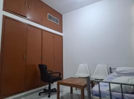 affordable room with 2 beds shared toilet，位于阿布扎比的酒店
