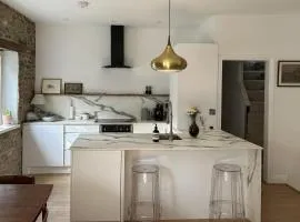 Petworth Cottage-Sleeps 6-Pet Friendly-Central