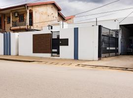 Villa Blanche de 3 chambres - Modulable en appartement de 2 chambres，位于杜阿拉的酒店