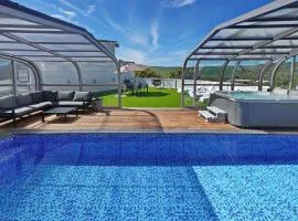 אחוזה על המים - וילה יוקרתית עם בריכה מחוממת וג'קוזי - Luxury 5 Bedroom villa with heated pool and jacuzzi